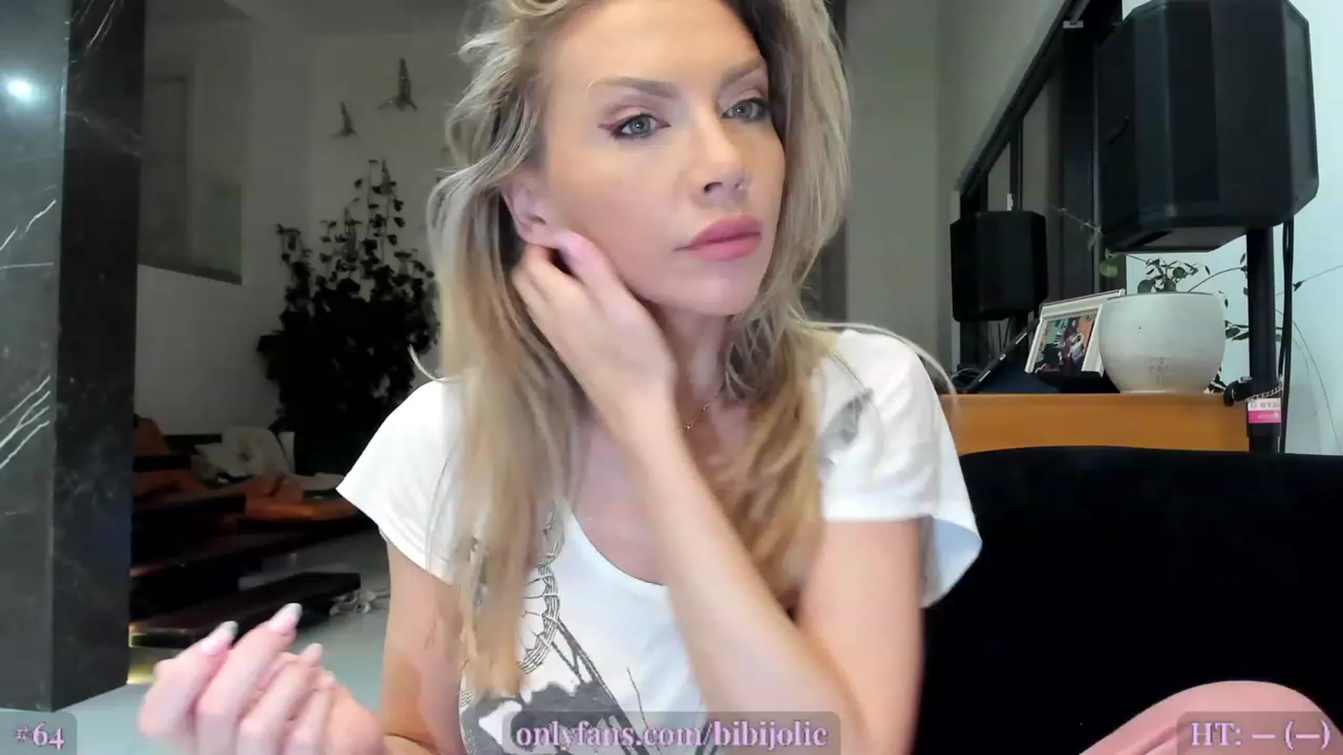 Gallery image thumbnail from AweJolie's myfreecams stream on, 04/09/2023, 23:43 image 1 of 20