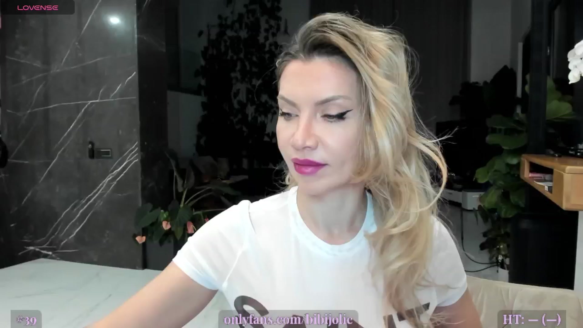 Gallery image thumbnail from AweJolie's myfreecams stream on, 02/28/2025, 24:03 image 1 of 20