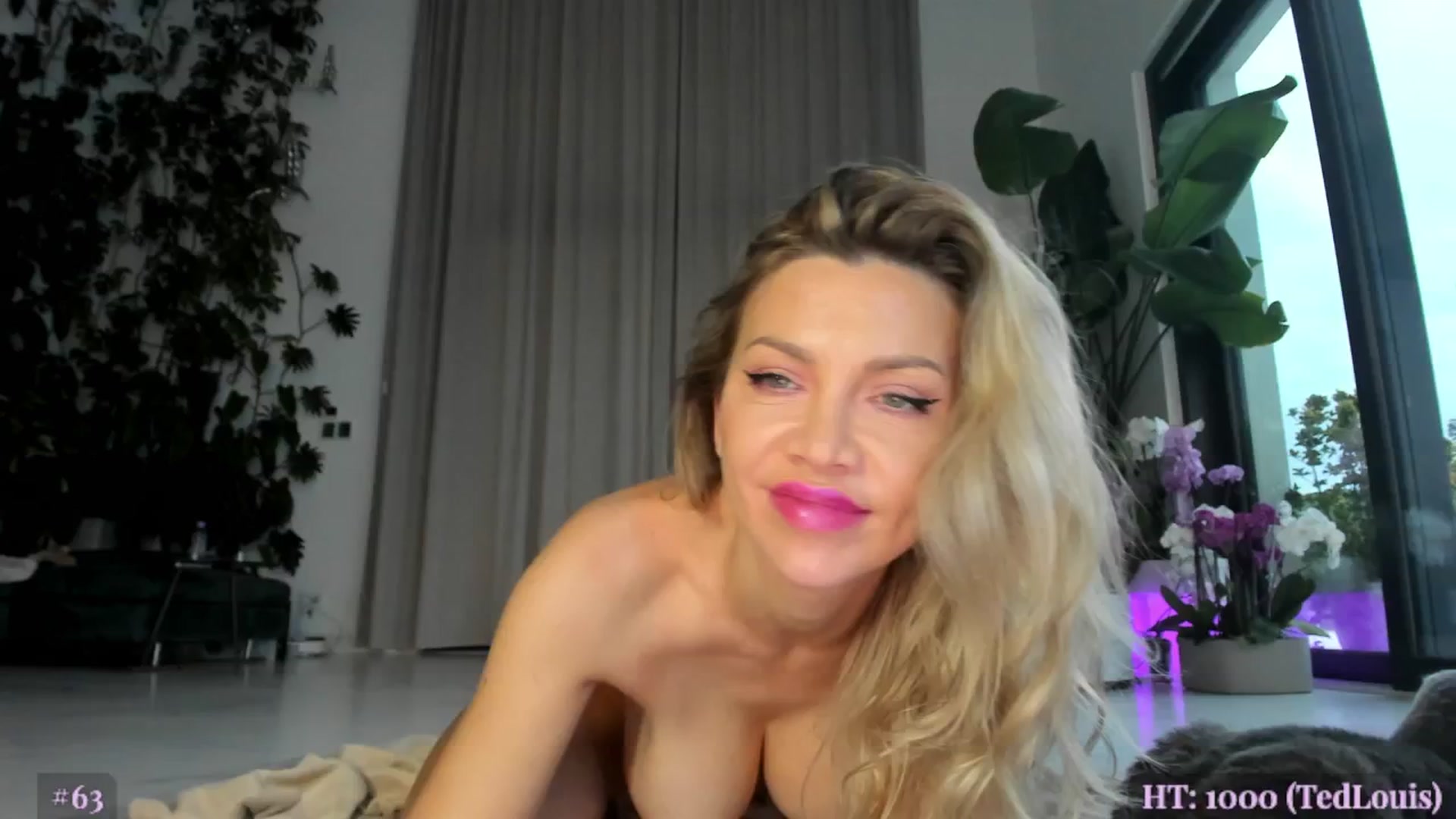 Gallery image thumbnail from AweJolie's myfreecams stream on, 06/10/2025, 03:00 image 4 of 20