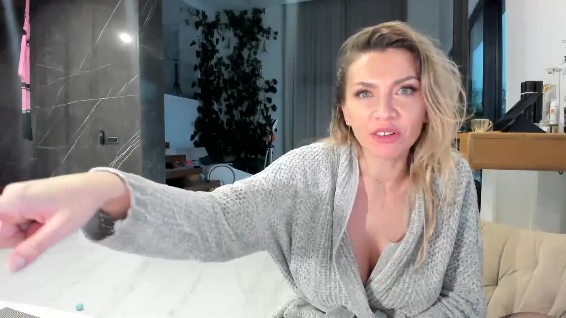Gallery image thumbnail from AweJolie's myfreecams stream on, 12/01/2025, 06:00 image 15 of 20