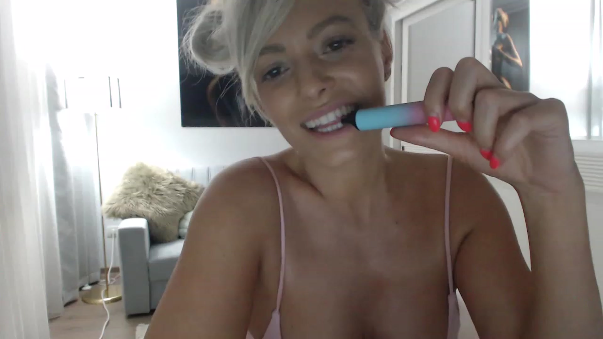 Gallery image thumbnail from AwesomeBlonde's myfreecams stream on, 08/04/2023, 21:56 image 13 of 20
