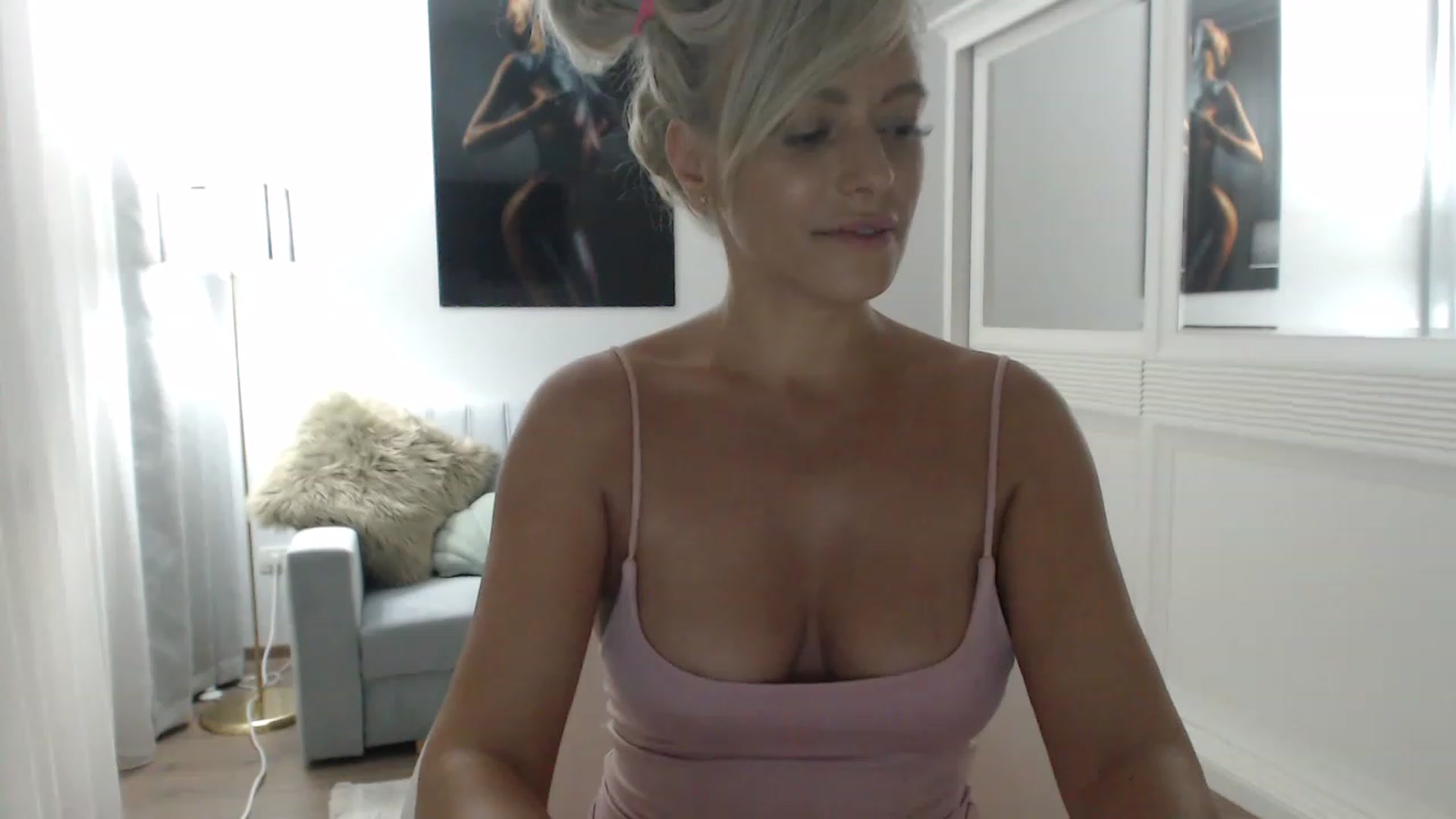Gallery image thumbnail from AwesomeBlonde's myfreecams stream on, 08/04/2023, 21:56 image 15 of 20