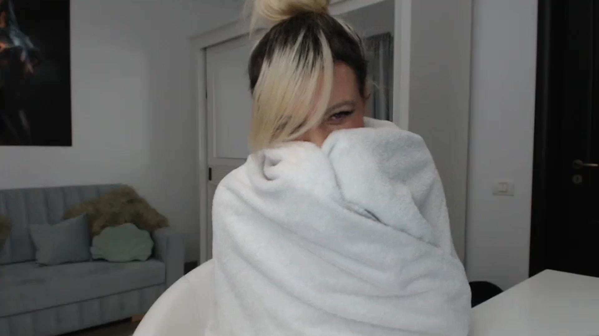 Gallery image thumbnail from AwesomeBlonde's myfreecams stream on, 11/19/2023, 24:14 image 19 of 20