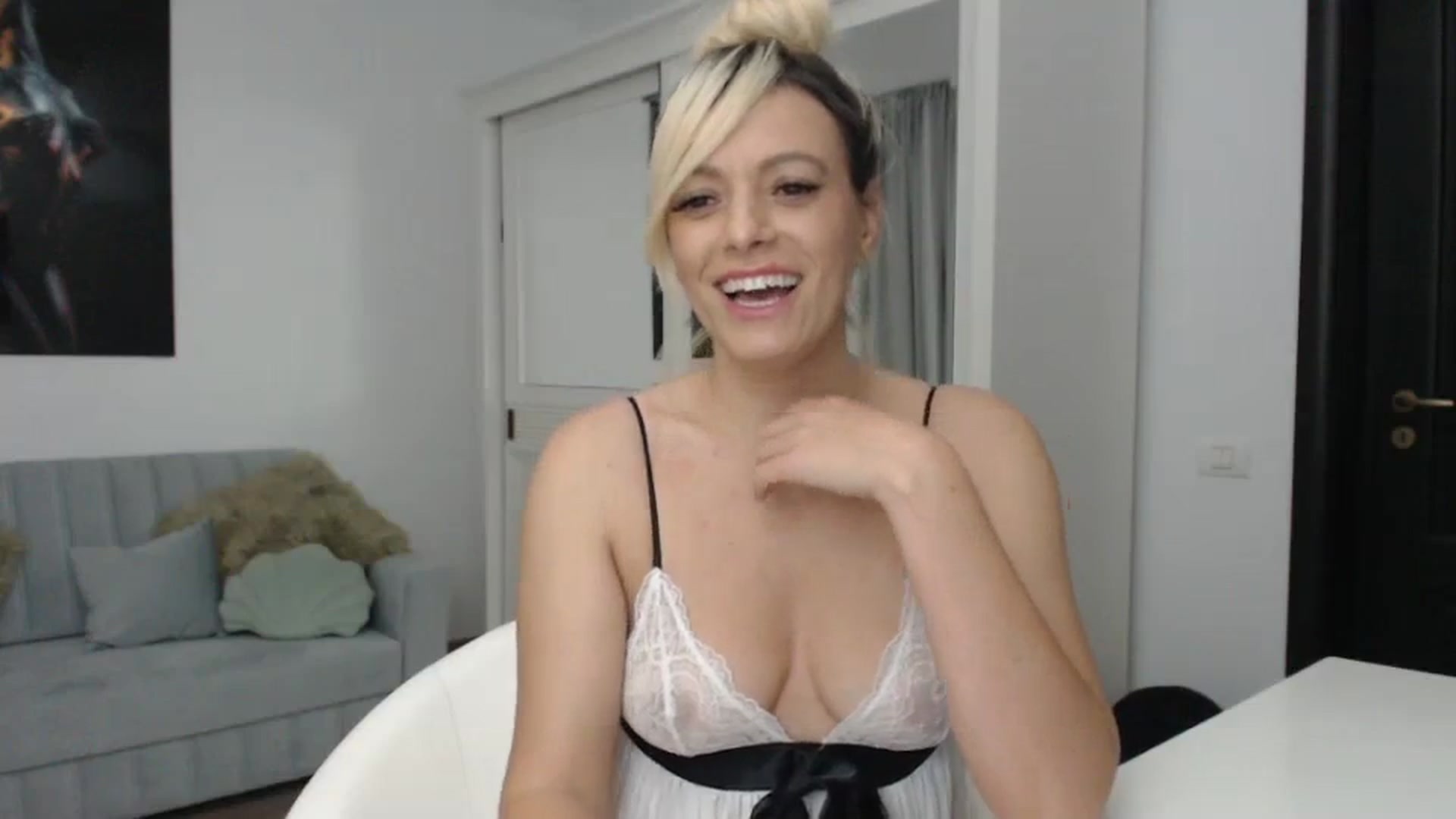Gallery image thumbnail from AwesomeBlonde's myfreecams stream on, 11/19/2023, 24:14 image 14 of 20