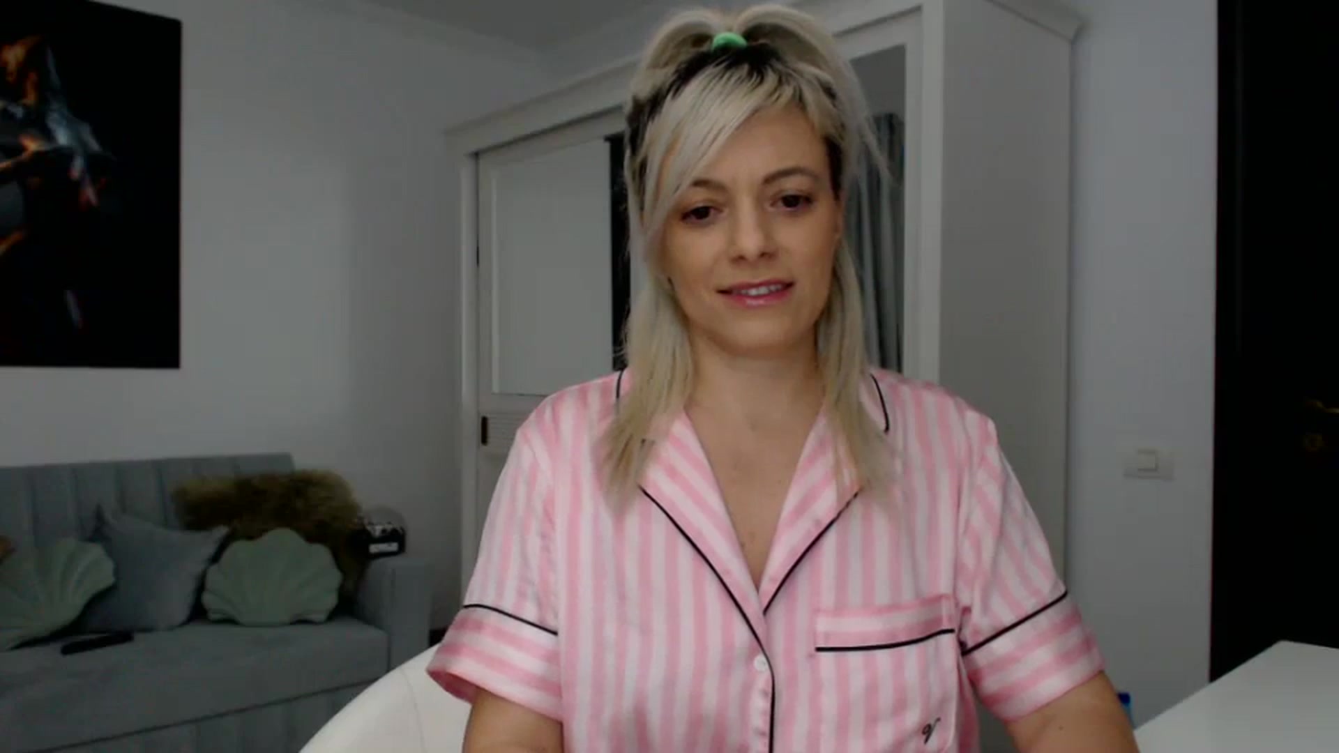 Gallery image thumbnail from AwesomeBlonde's myfreecams stream on, 02/08/2024, 24:00 image 17 of 20