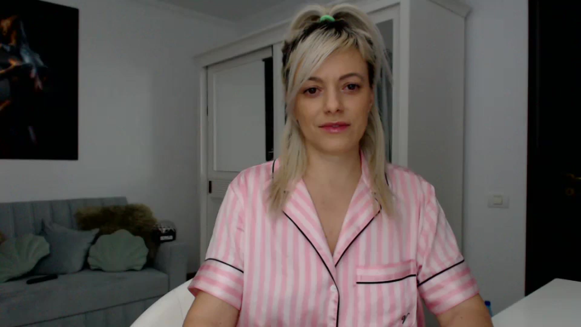 Gallery image thumbnail from AwesomeBlonde's myfreecams stream on, 02/08/2024, 24:00 image 18 of 20