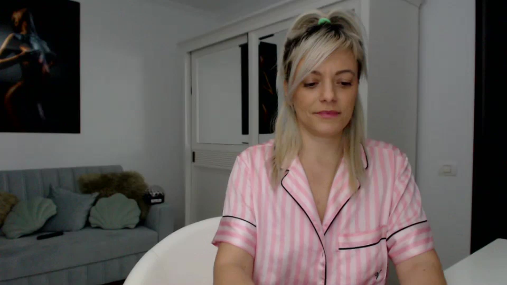 Gallery image thumbnail from AwesomeBlonde's myfreecams stream on, 02/08/2024, 01:14 image 6 of 20