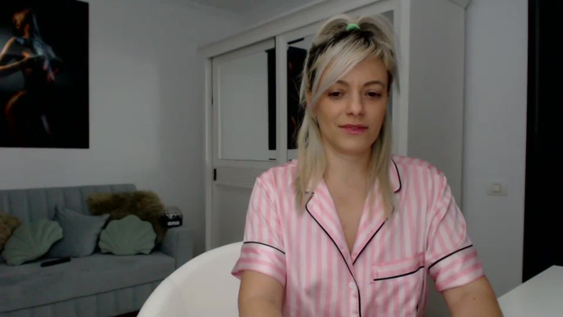 Gallery image thumbnail from AwesomeBlonde's myfreecams stream on, 02/08/2024, 01:14 image 12 of 20