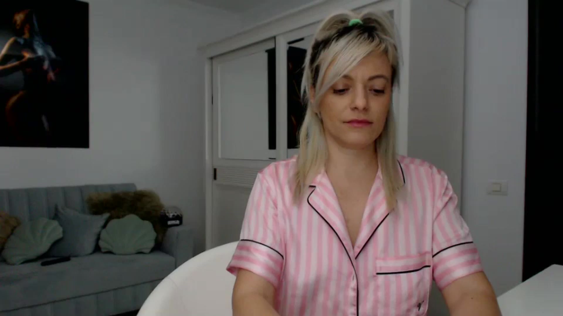 Gallery image thumbnail from AwesomeBlonde's myfreecams stream on, 02/08/2024, 01:14 image 3 of 20
