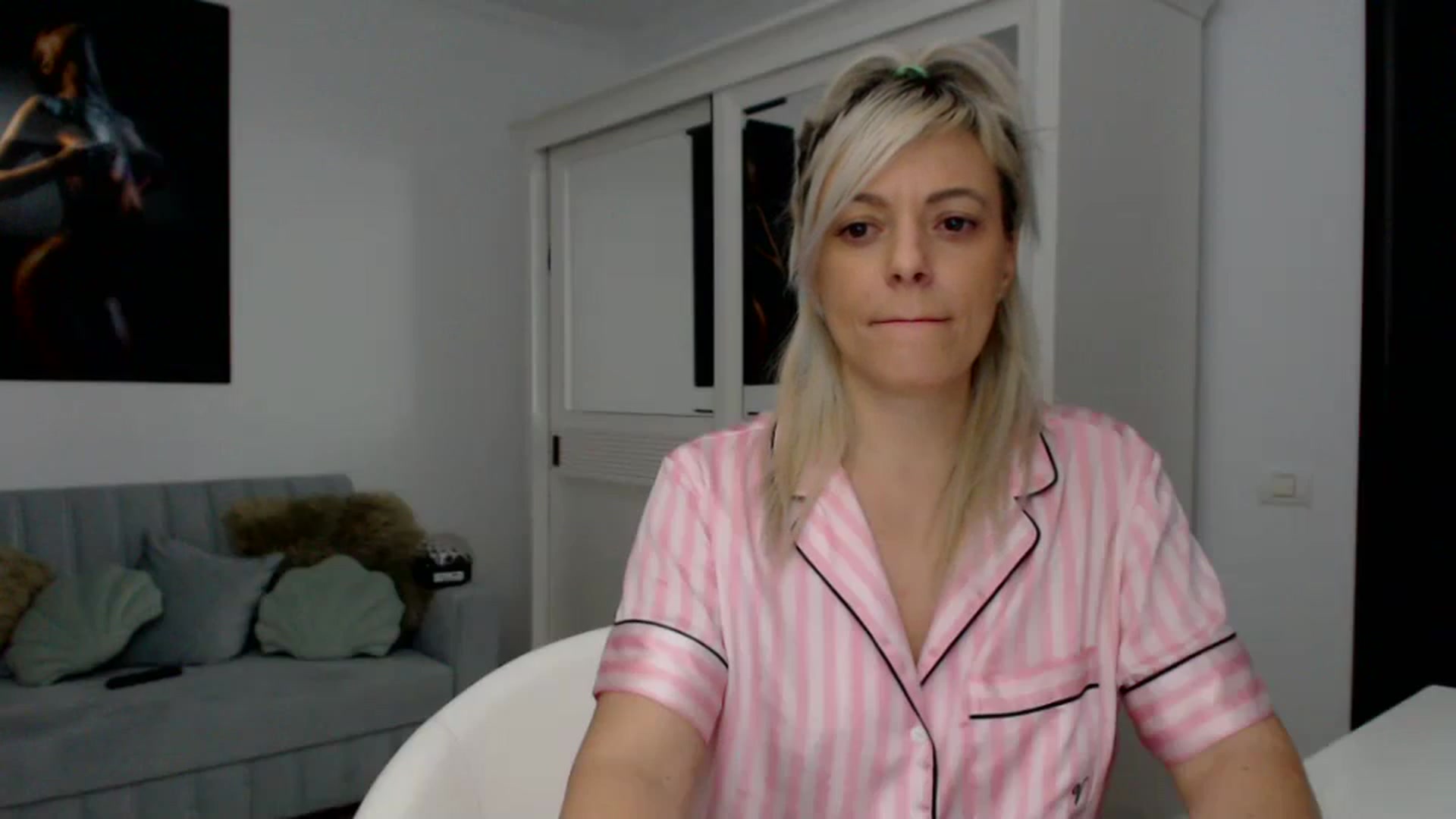 Gallery image thumbnail from AwesomeBlonde's myfreecams stream on, 02/08/2024, 01:14 image 16 of 20