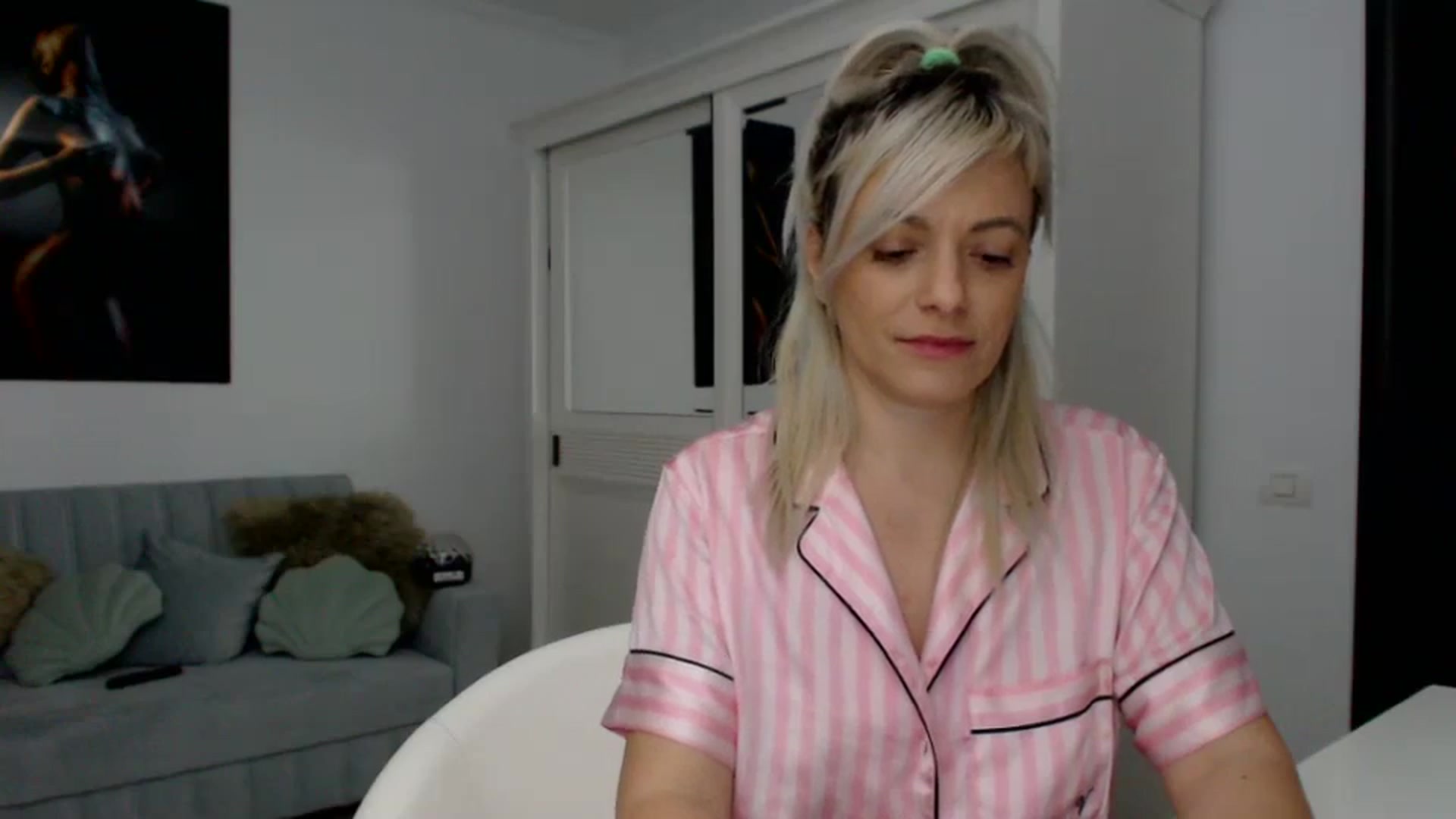 Gallery image thumbnail from AwesomeBlonde's myfreecams stream on, 02/08/2024, 01:14 image 7 of 20