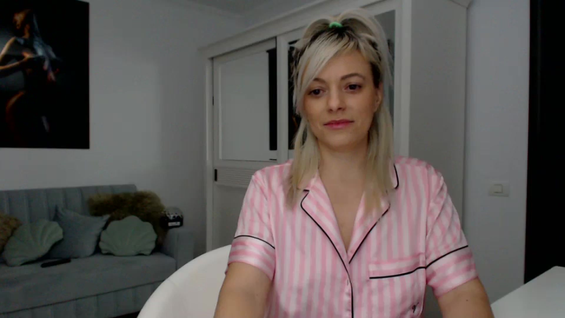 Gallery image thumbnail from AwesomeBlonde's myfreecams stream on, 02/08/2024, 01:14 image 4 of 20