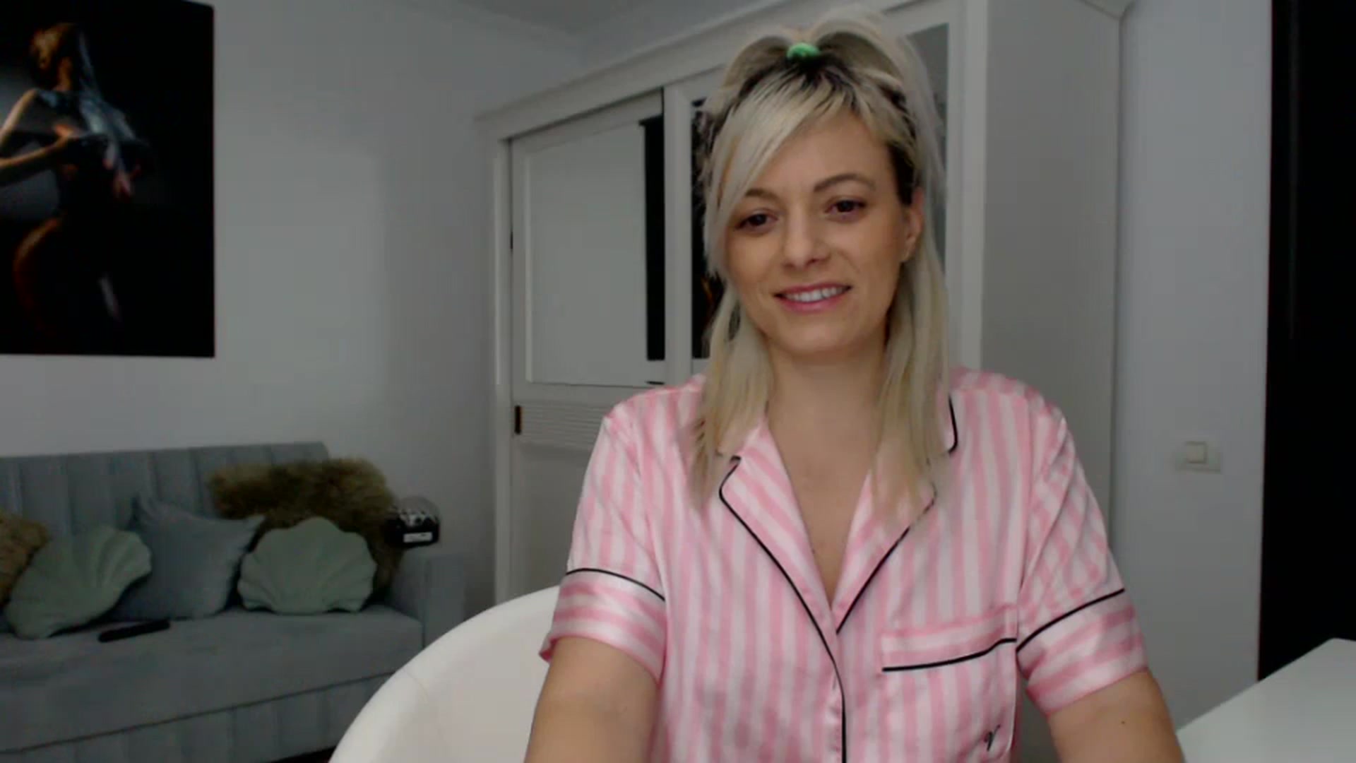 Gallery image thumbnail from AwesomeBlonde's myfreecams stream on, 02/08/2024, 01:14 image 5 of 20
