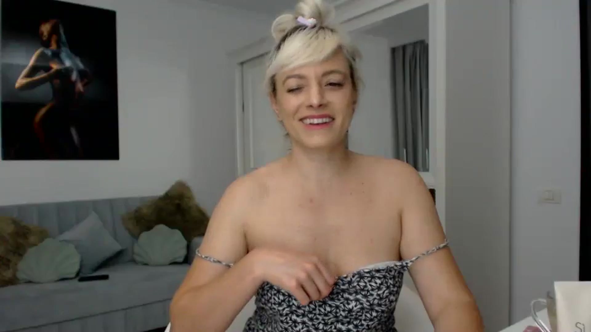 Gallery image thumbnail from AwesomeBlonde's myfreecams stream on, 06/09/2024, 23:23 image 7 of 20