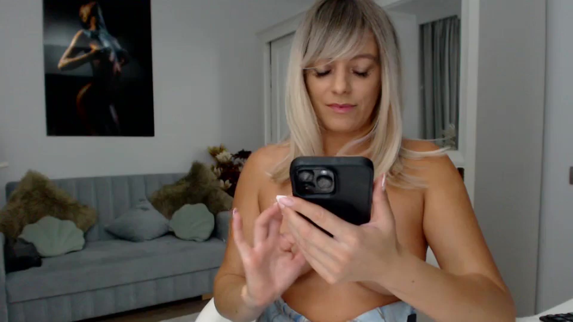 Gallery image thumbnail from AwesomeBlonde's myfreecams stream on, 09/25/2025, 21:12 image 15 of 20