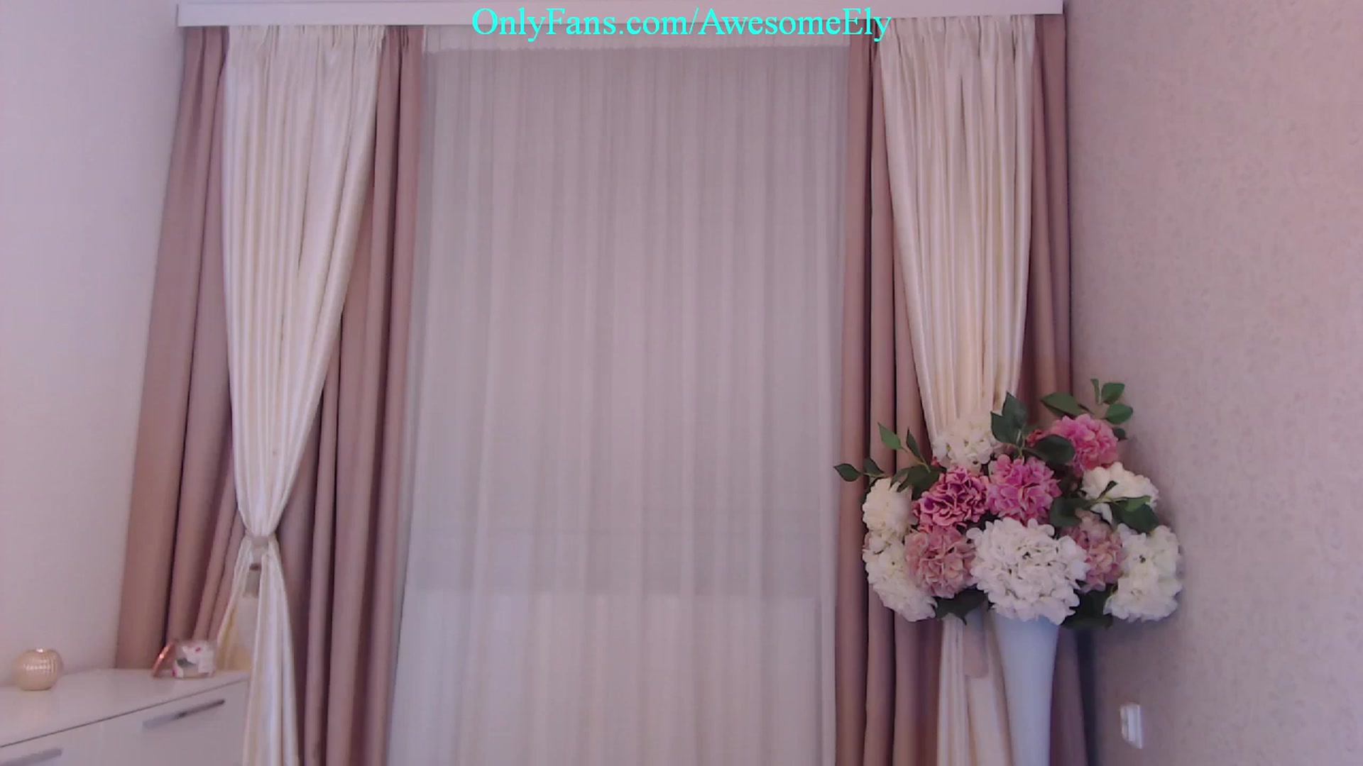 Gallery image thumbnail from AwesomeEly's myfreecams stream on, 03/08/2024, 13:50 image 5 of 20