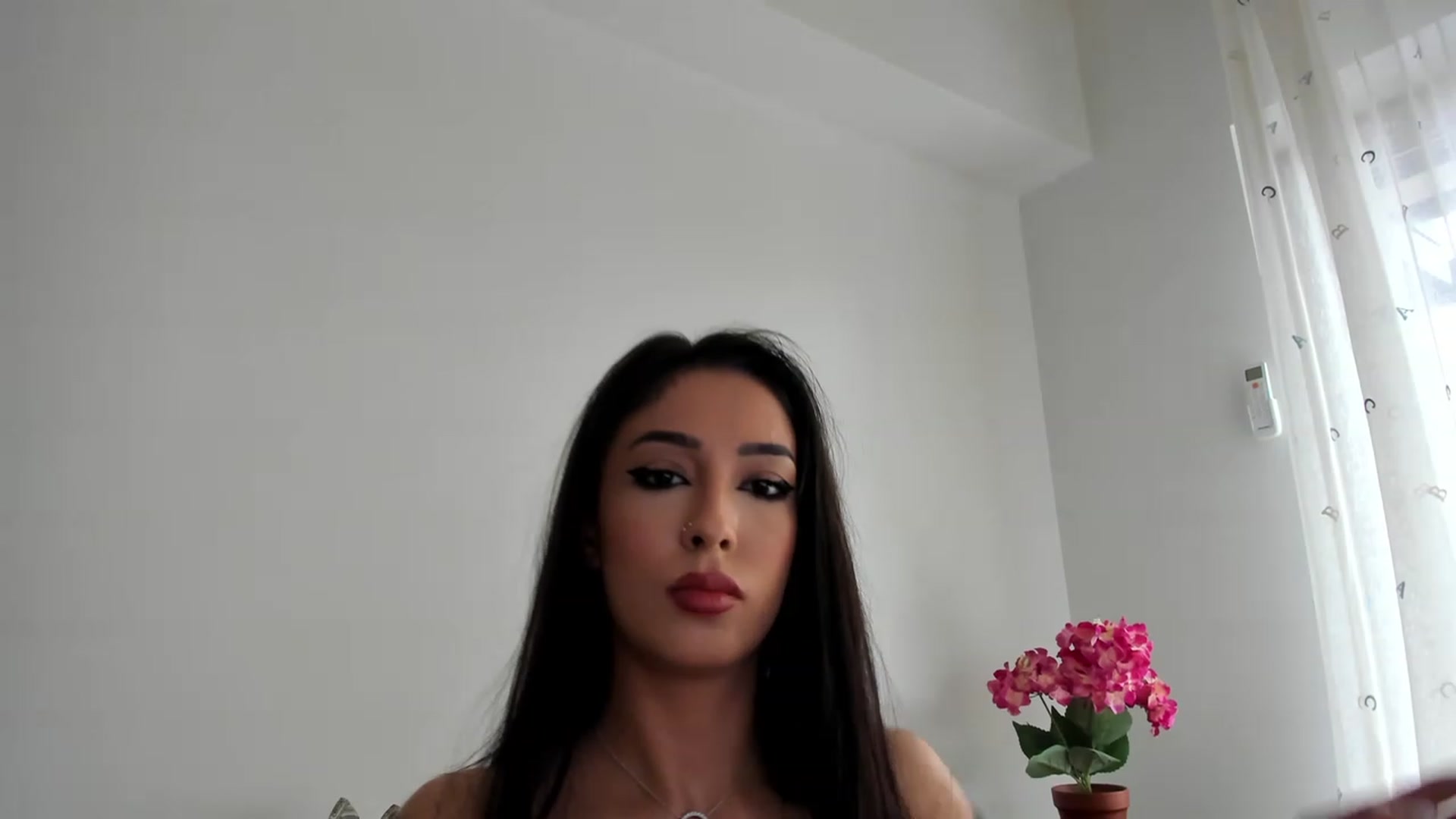 Gallery image thumbnail from AwesomeJolie's myfreecams stream on, 05/17/2023, 11:40 image 11 of 20