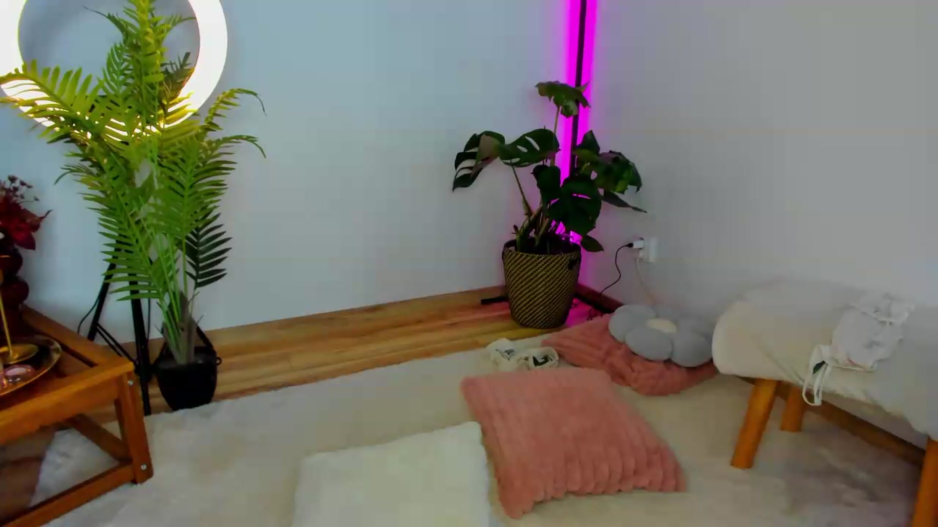 Gallery image thumbnail from AwesomeJolie's myfreecams stream on, 08/16/2026, 13:16 image 6 of 20