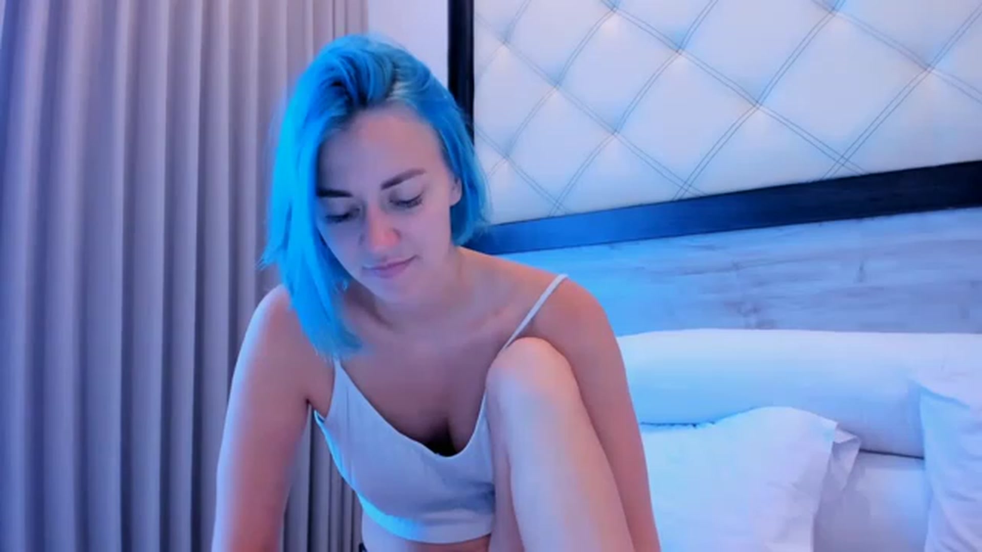 Gallery image thumbnail from AwesomeRoxy's myfreecams stream on, 12/19/2022, 08:33 image 11 of 20