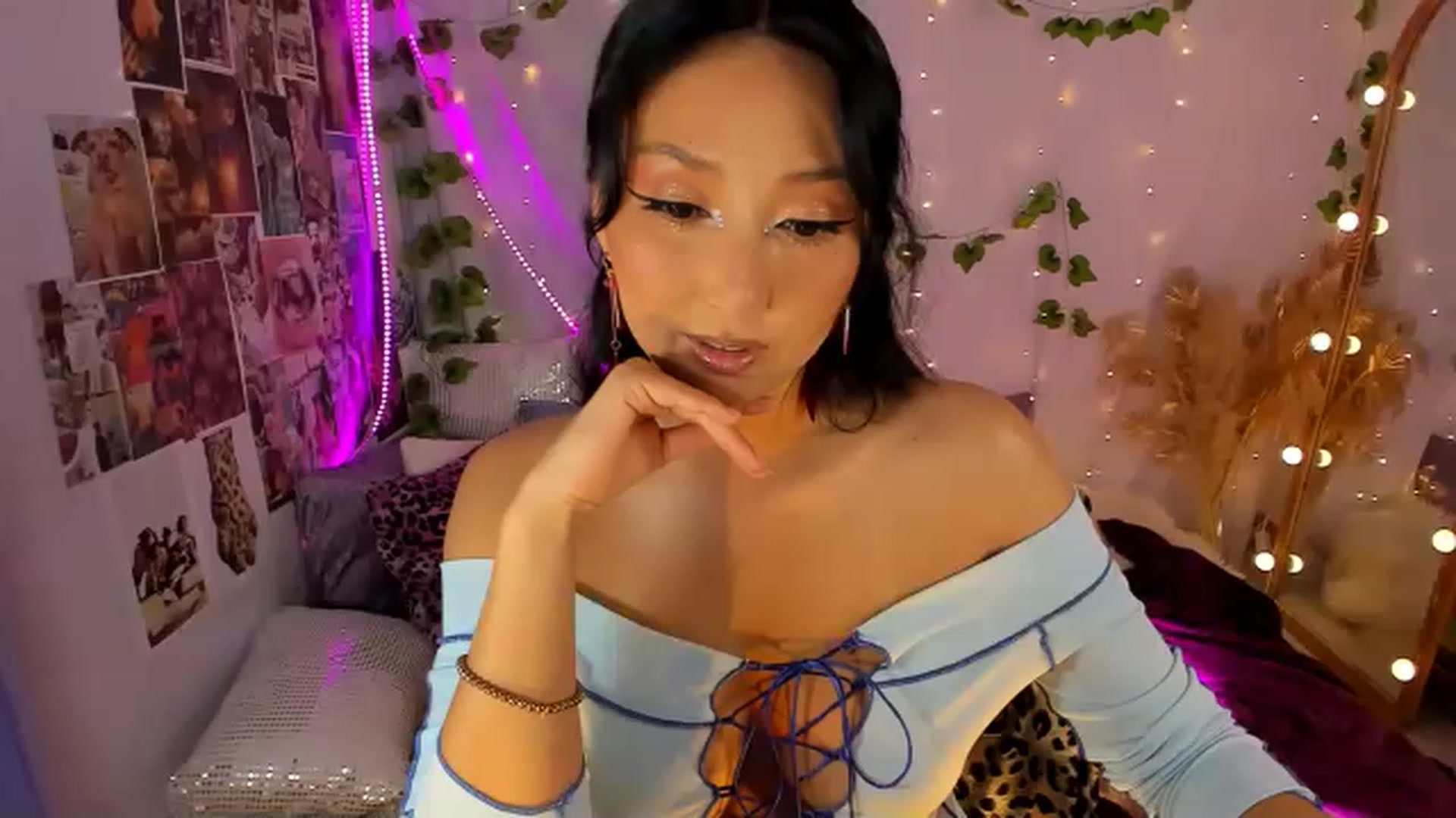 Gallery image thumbnail from Awesome__Jane's myfreecams stream on, 03/14/2023, 18:19 image 17 of 20