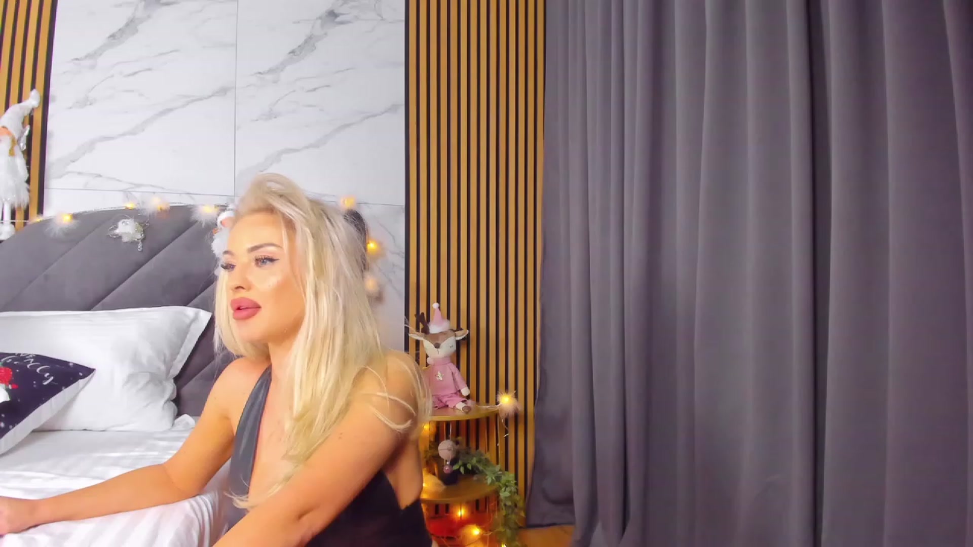 Gallery image thumbnail from AwwwElla's myfreecams stream on, 12/15/2022, 10:58 image 7 of 20