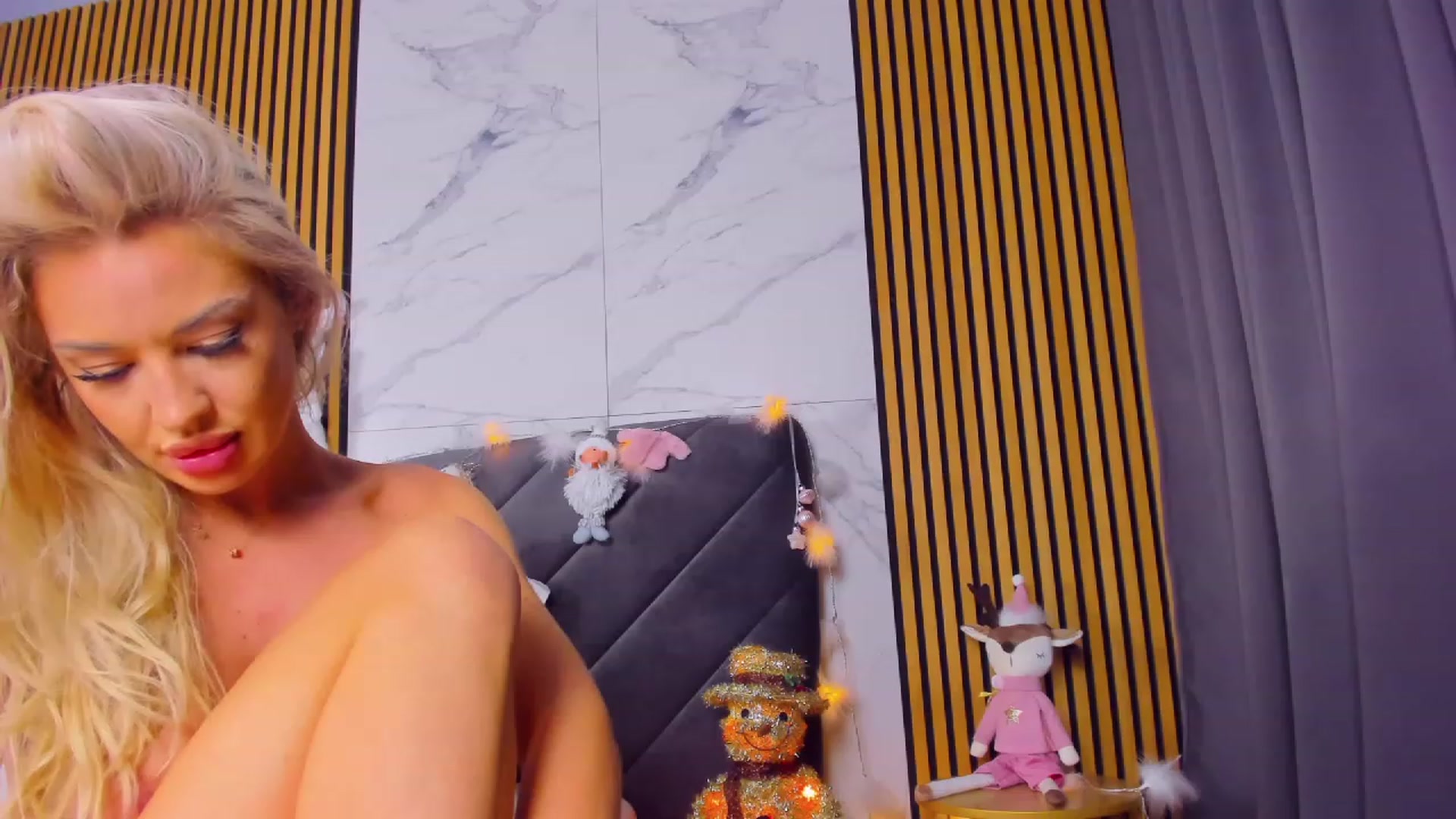 Gallery image thumbnail from AwwwElla's myfreecams stream on, 12/17/2022, 08:07 image 15 of 20
