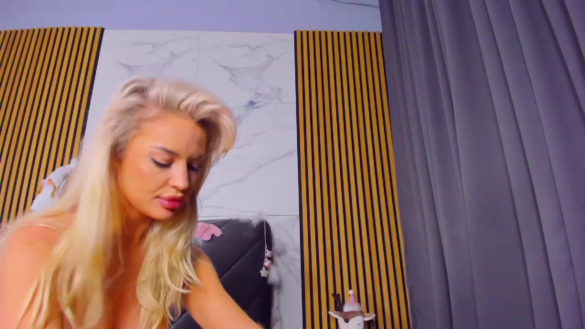 Gallery image thumbnail from AwwwElla's myfreecams stream on, 12/17/2022, 08:07 image 16 of 20