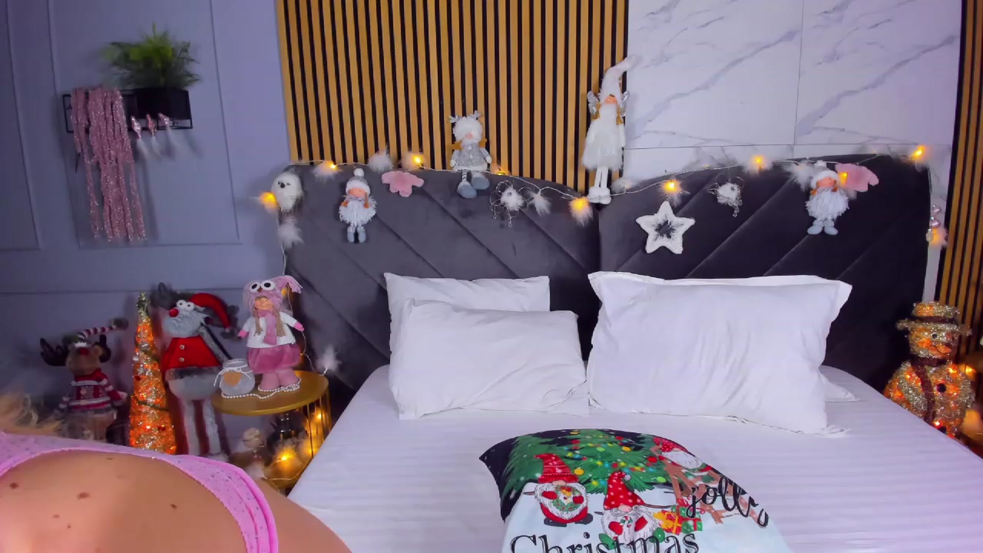 Gallery image thumbnail from AwwwElla's myfreecams stream on, 12/18/2022, 07:25 image 7 of 20