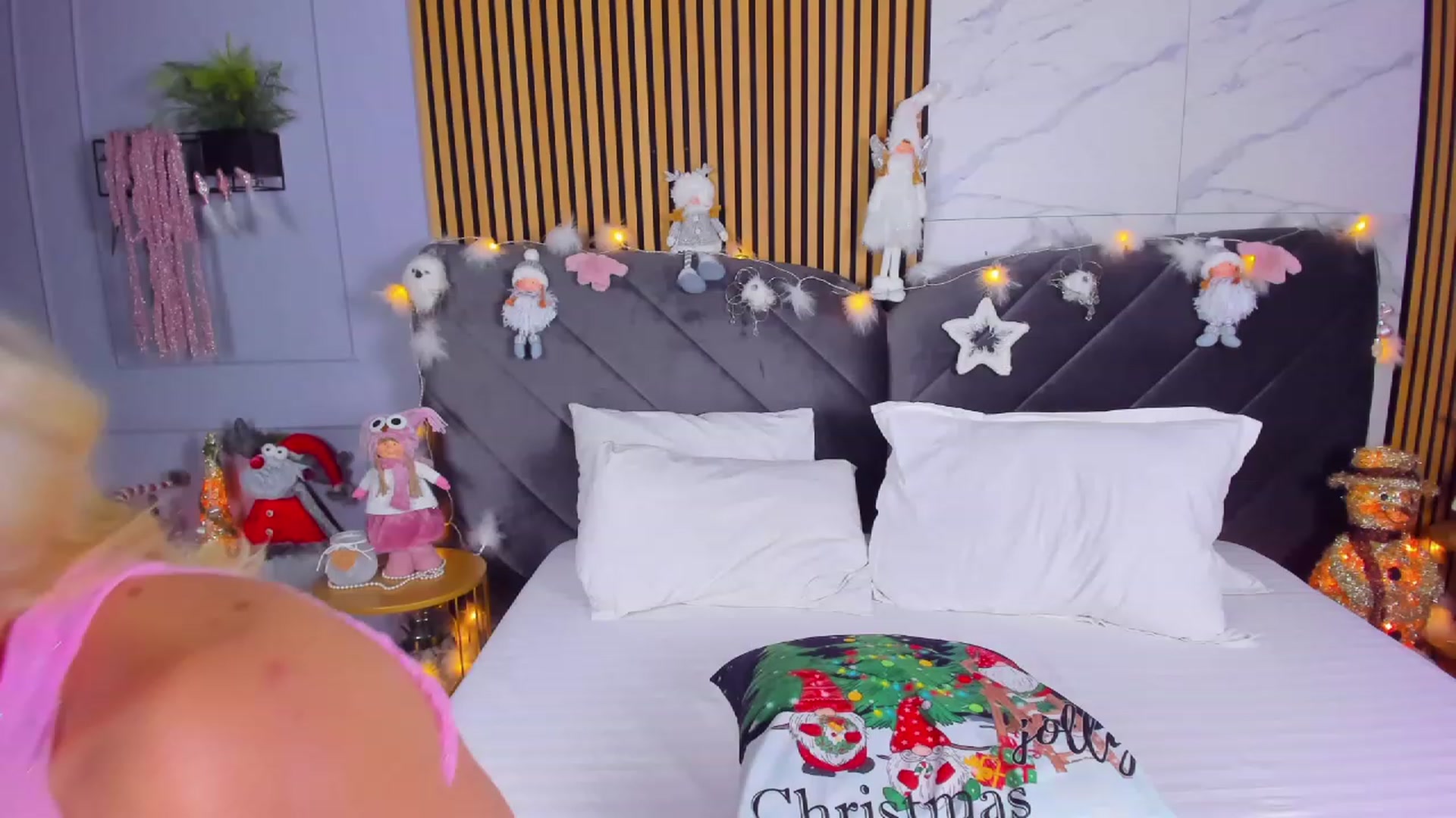 Gallery image thumbnail from AwwwElla's myfreecams stream on, 12/18/2022, 07:25 image 5 of 20