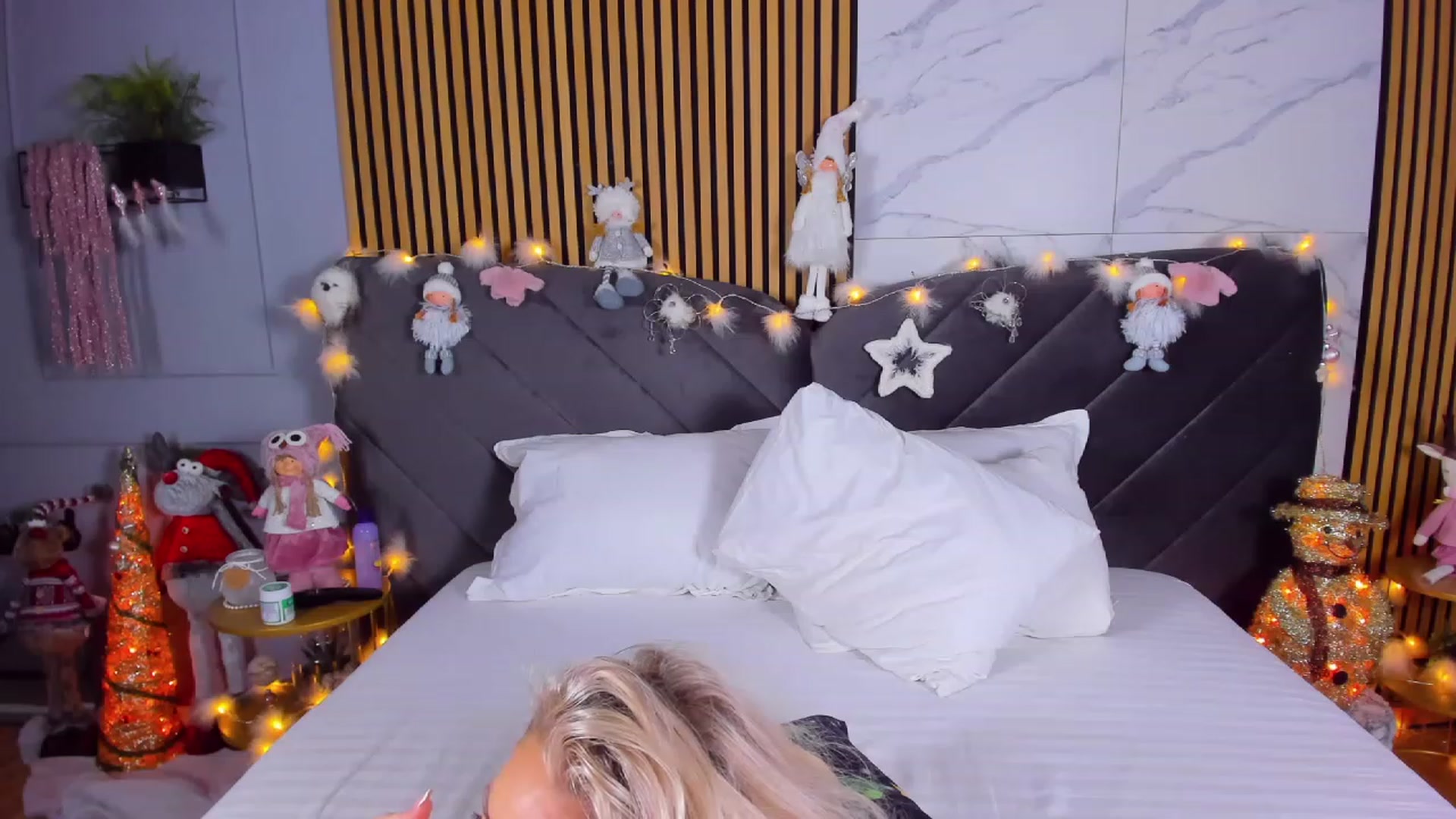 Gallery image thumbnail from AwwwElla's myfreecams stream on, 12/19/2022, 08:20 image 18 of 20