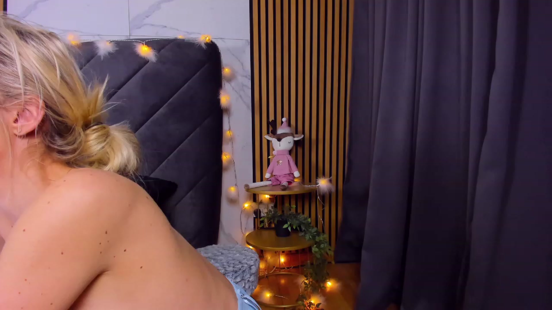 Gallery image thumbnail from AwwwElla's myfreecams stream on, 01/15/2023, 11:54 image 7 of 20