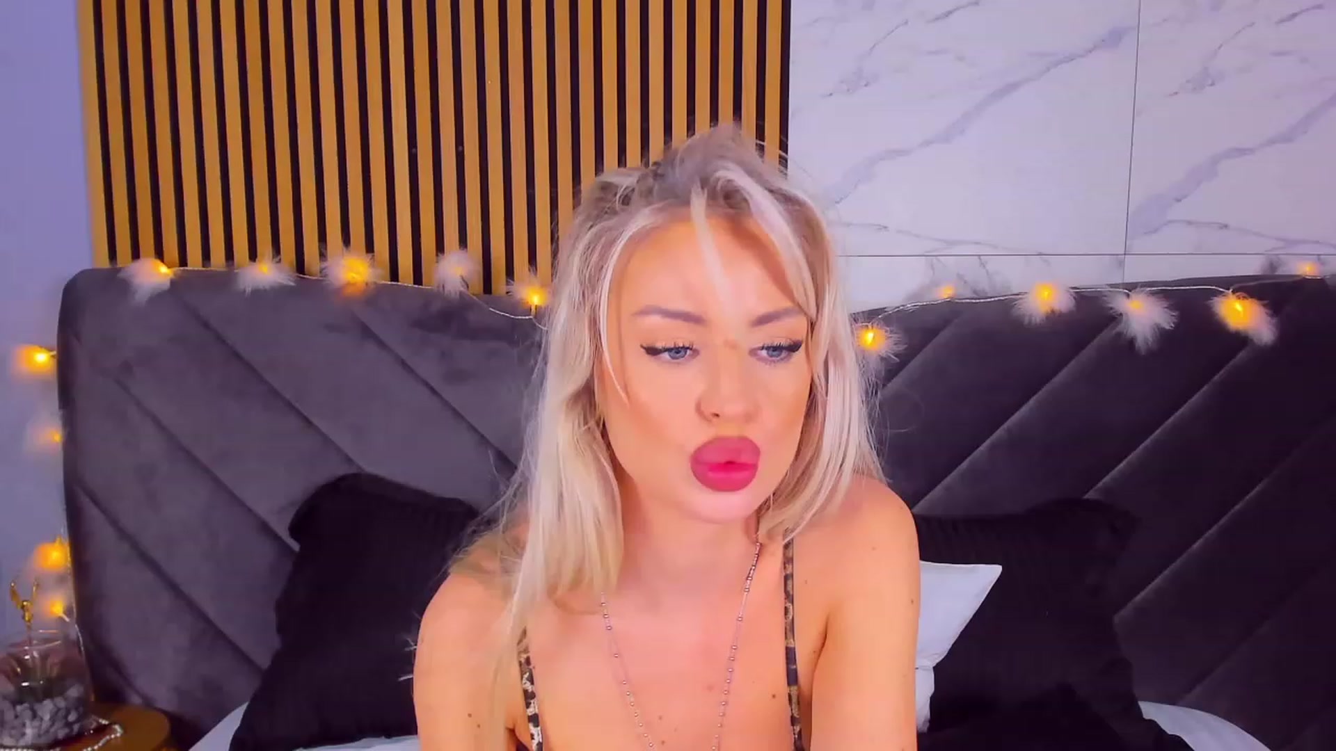 Gallery image thumbnail from AwwwElla's myfreecams stream on, 02/19/2023, 11:02 image 2 of 20