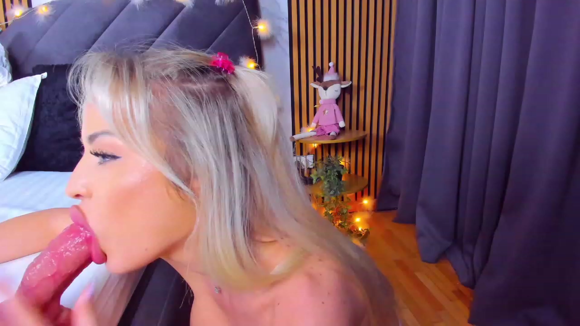 Gallery image thumbnail from AwwwElla's myfreecams stream on, 03/12/2023, 07:34 image 11 of 20