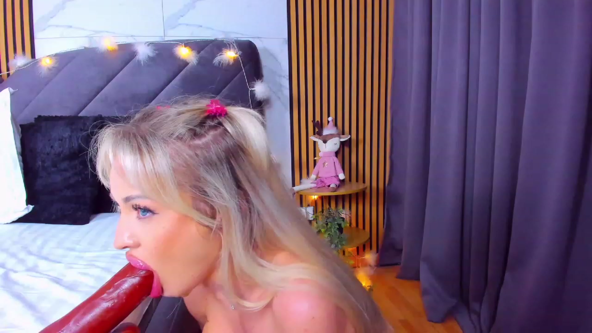 Gallery image thumbnail from AwwwElla's myfreecams stream on, 03/12/2023, 10:00 image 16 of 20