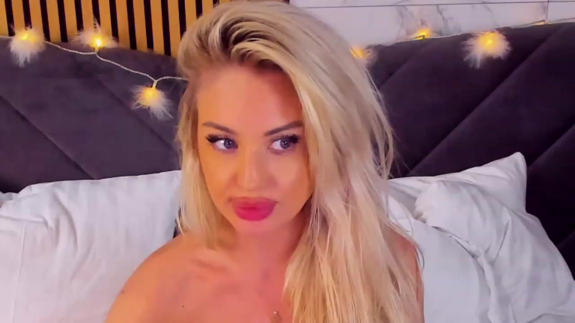 Gallery image thumbnail from AwwwElla's myfreecams stream on, 05/12/2023, 10:50 image 10 of 20