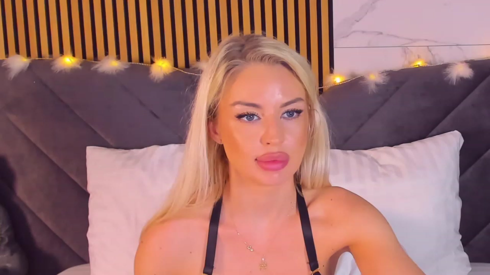 Gallery image thumbnail from AwwwElla's myfreecams stream on, 05/16/2023, 08:57 image 19 of 20