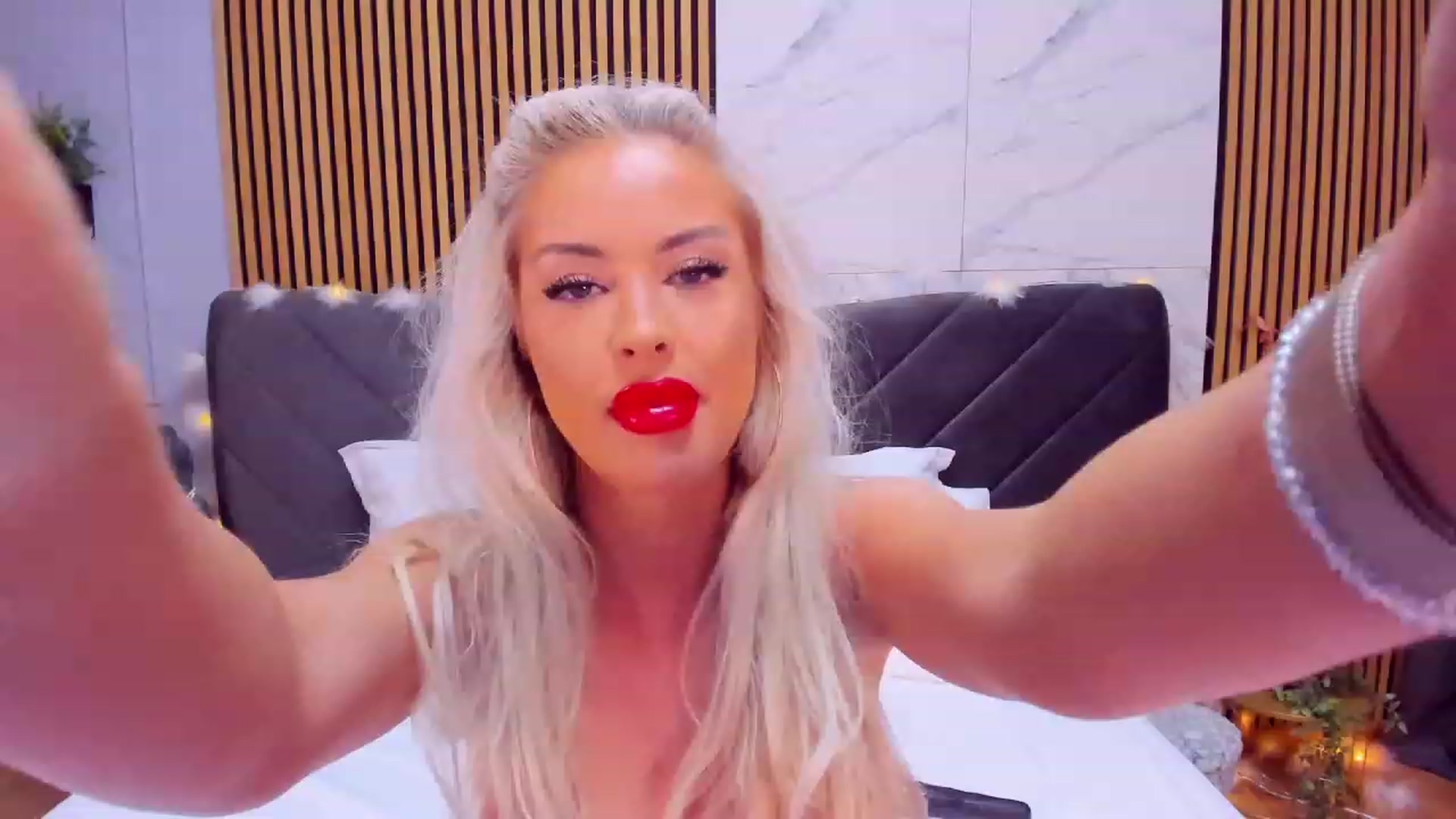 Gallery image thumbnail from AwwwElla's myfreecams stream on, 08/05/2023, 05:04 image 14 of 20