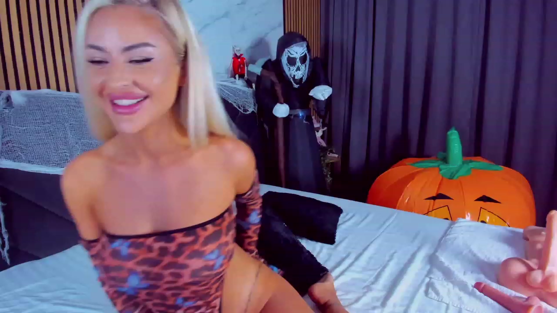 Gallery image thumbnail from AwwwElla's myfreecams stream on, 10/30/2023, 07:57 image 8 of 20