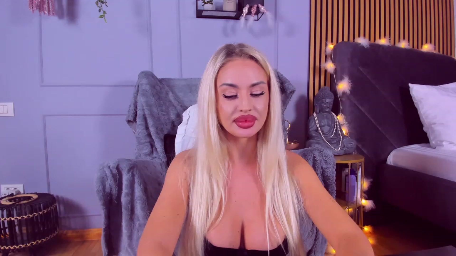 Gallery image thumbnail from AwwwElla's myfreecams stream on, 11/27/2023, 07:59 image 12 of 20