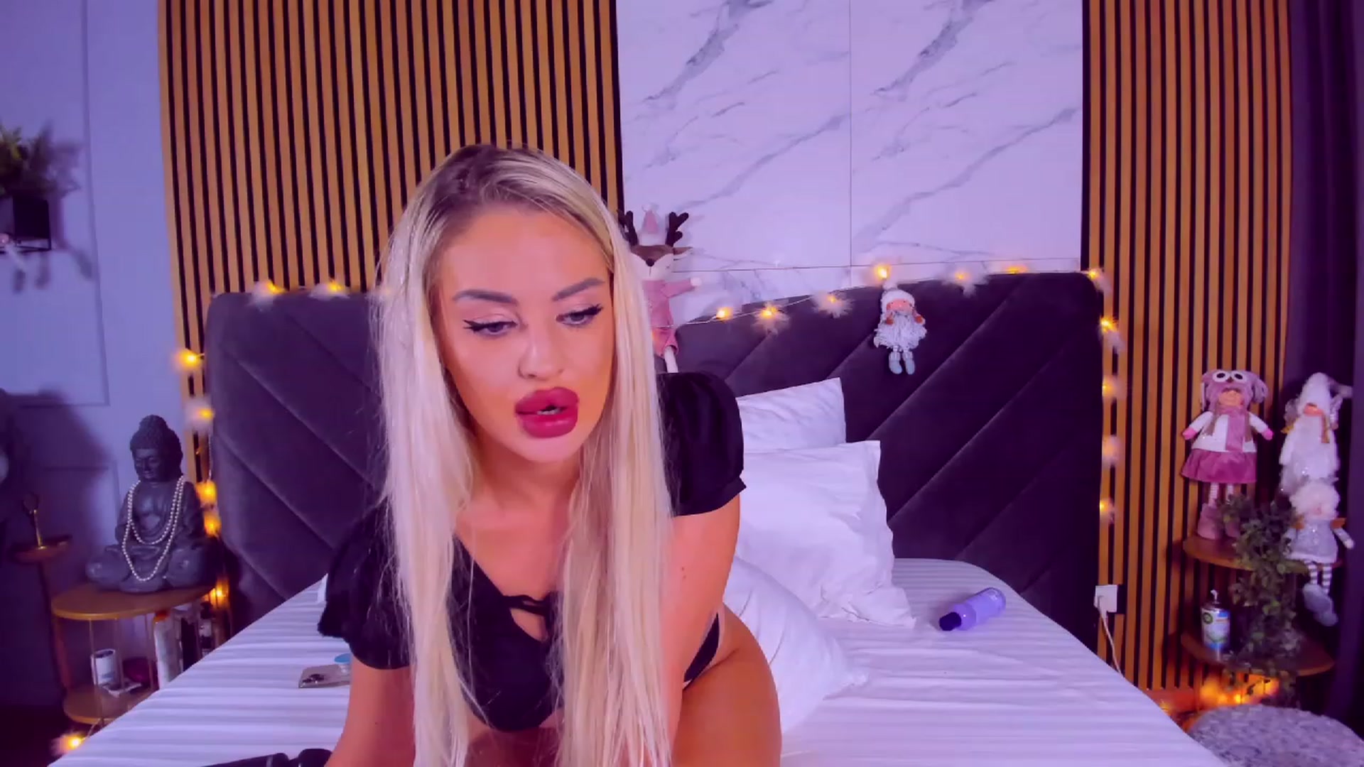 Gallery image thumbnail from AwwwElla's myfreecams stream on, 12/04/2023, 11:48 image 3 of 20
