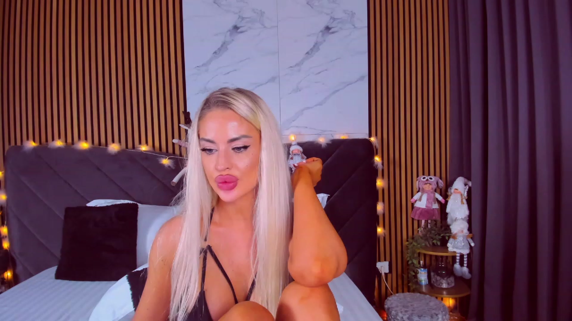 Gallery image thumbnail from AwwwElla's myfreecams stream on, 12/07/2023, 08:17 image 5 of 20