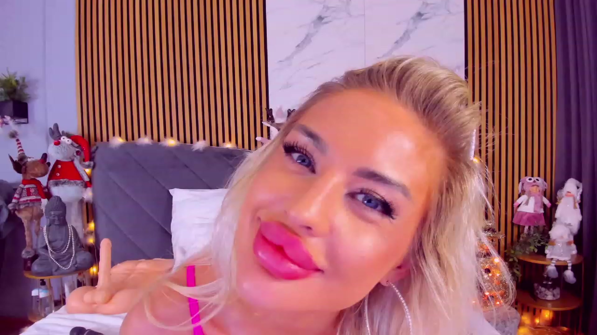 Gallery image thumbnail from AwwwElla's myfreecams stream on, 12/24/2023, 09:56 image 10 of 20