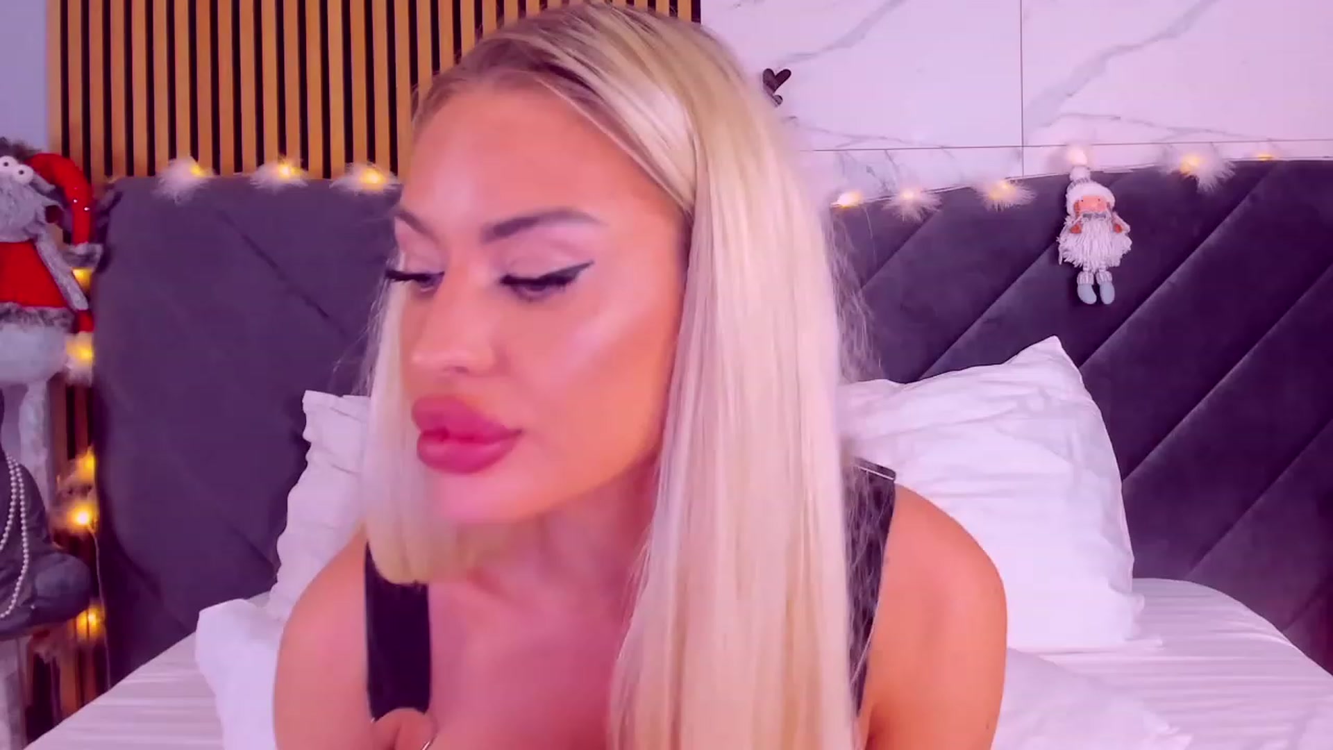 Gallery image thumbnail from AwwwElla's myfreecams stream on, 12/27/2023, 10:04 image 5 of 20
