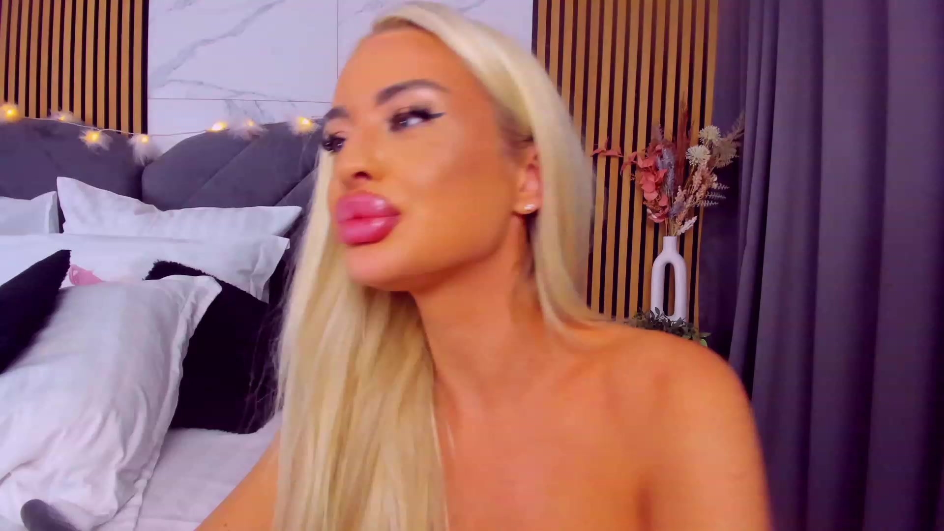 Gallery image thumbnail from AwwwElla's myfreecams stream on, 01/18/2024, 06:16 image 14 of 20