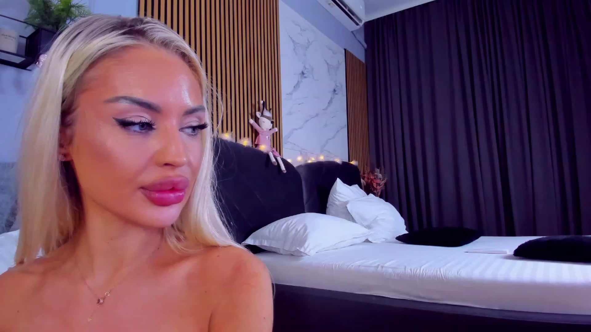 Gallery image thumbnail from AwwwElla's myfreecams stream on, 01/26/2024, 06:45 image 18 of 20