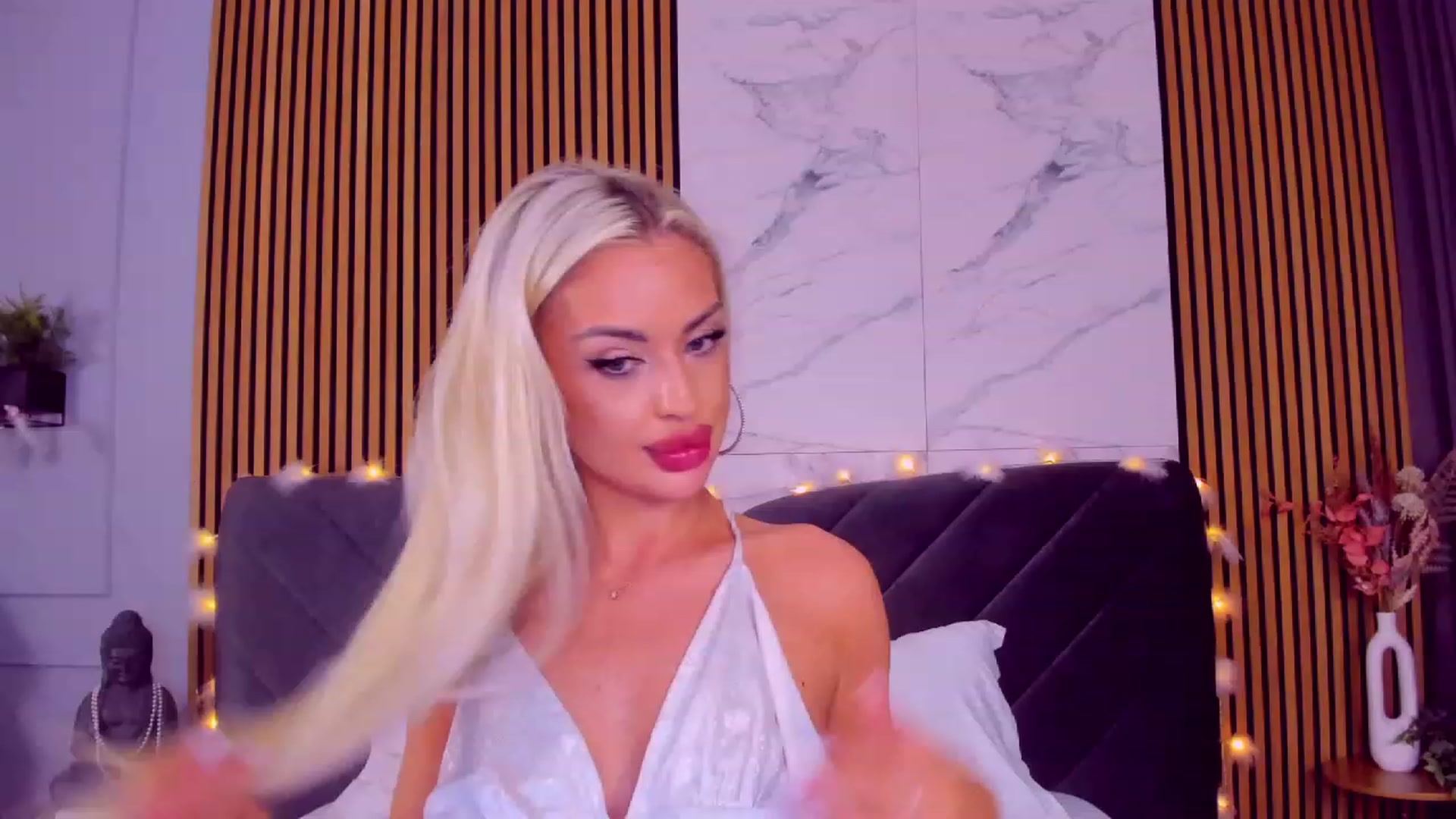 Gallery image thumbnail from AwwwElla's myfreecams stream on, 01/28/2024, 07:23 image 12 of 20