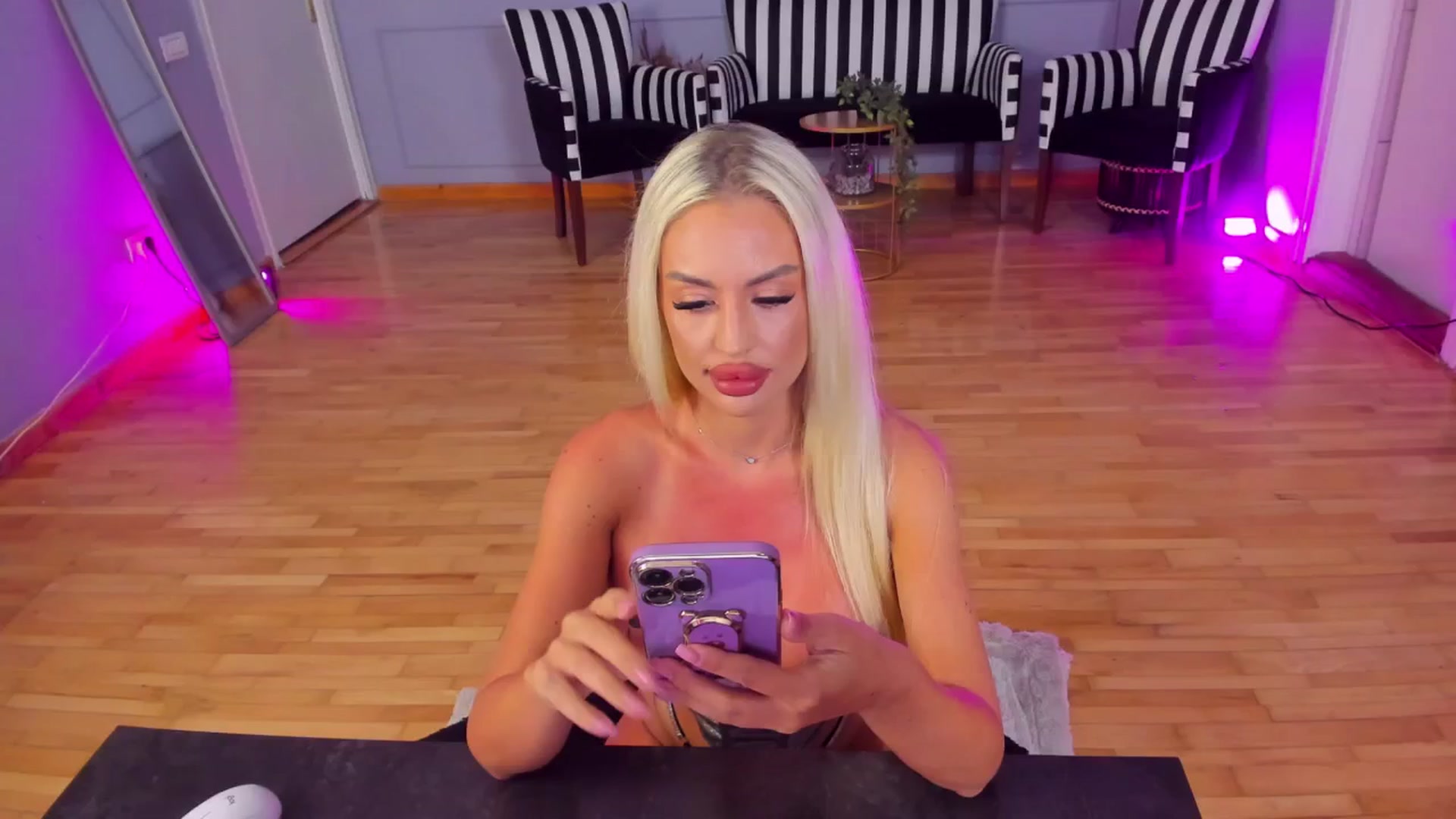 Gallery image thumbnail from AwwwElla's myfreecams stream on, 07/31/2024, 04:16 image 15 of 20