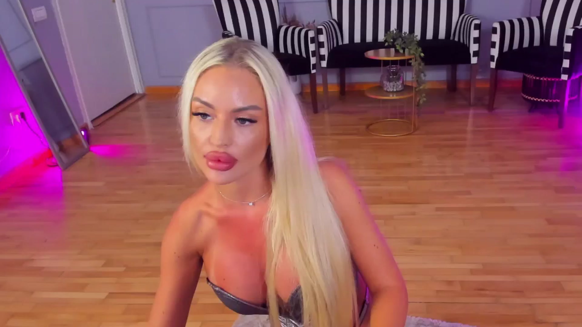 Gallery image thumbnail from AwwwElla's myfreecams stream on, 07/31/2024, 05:33 image 5 of 20