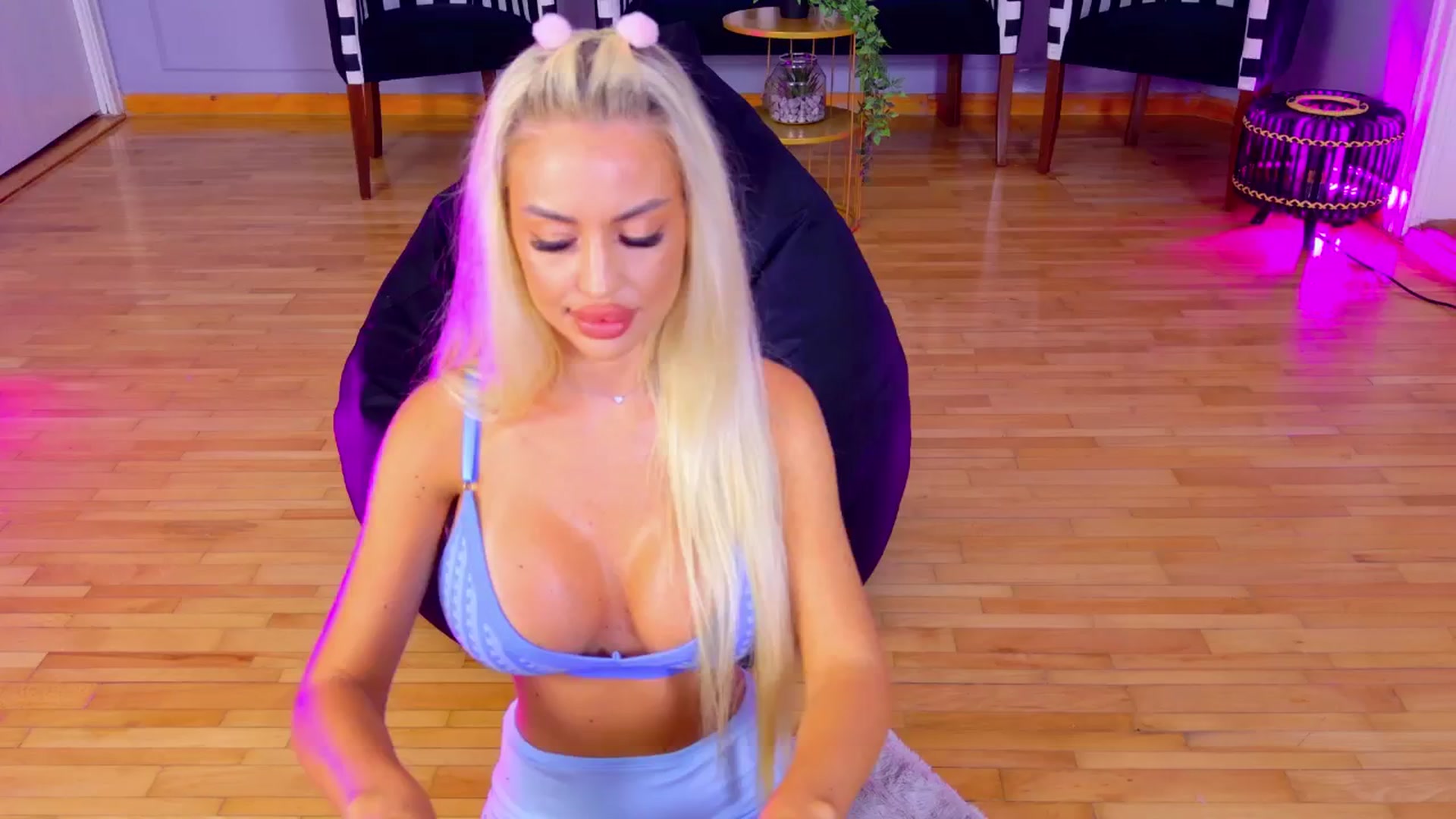 Gallery image thumbnail from AwwwElla's myfreecams stream on, 08/04/2024, 05:11 image 5 of 20