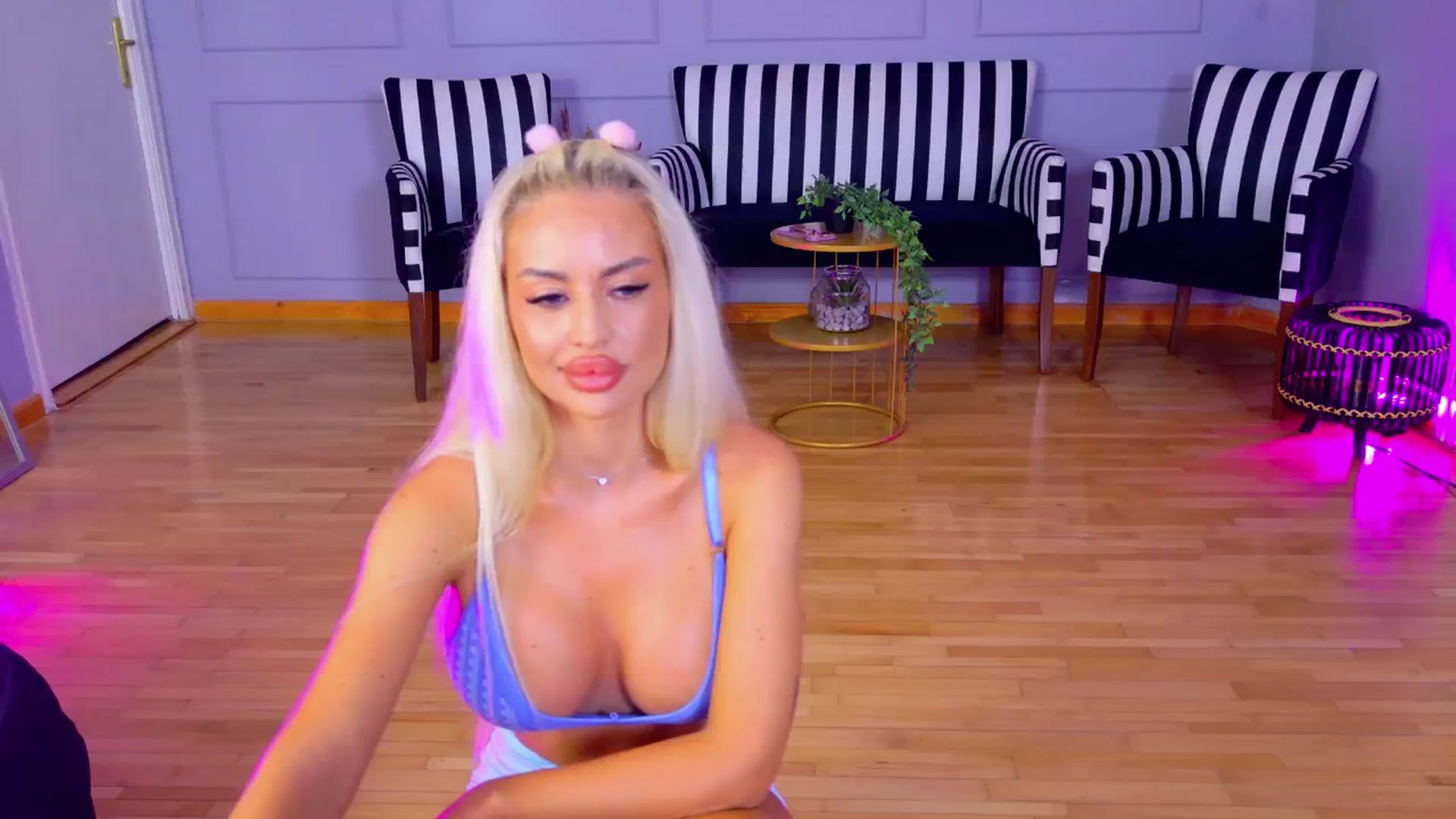 Gallery image thumbnail from AwwwElla's myfreecams stream on, 08/04/2024, 05:11 image 15 of 20